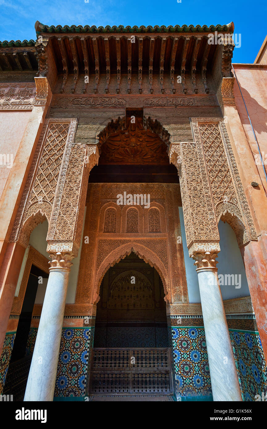 L'arabesque mocarabe en plâtre, 16e siècle Tombes Saadiennes mausolée, Marrakech, Maroc ( Marrakech ) Banque D'Images