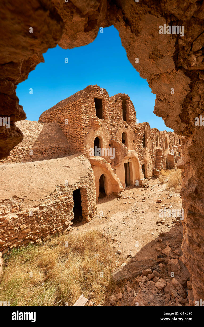 Le nord du Sahara ghorfa de brique de boue greniers de stockage (Ksar Hadada ou Hedada de), près de l'Tetouin, Tunisie. Banque D'Images