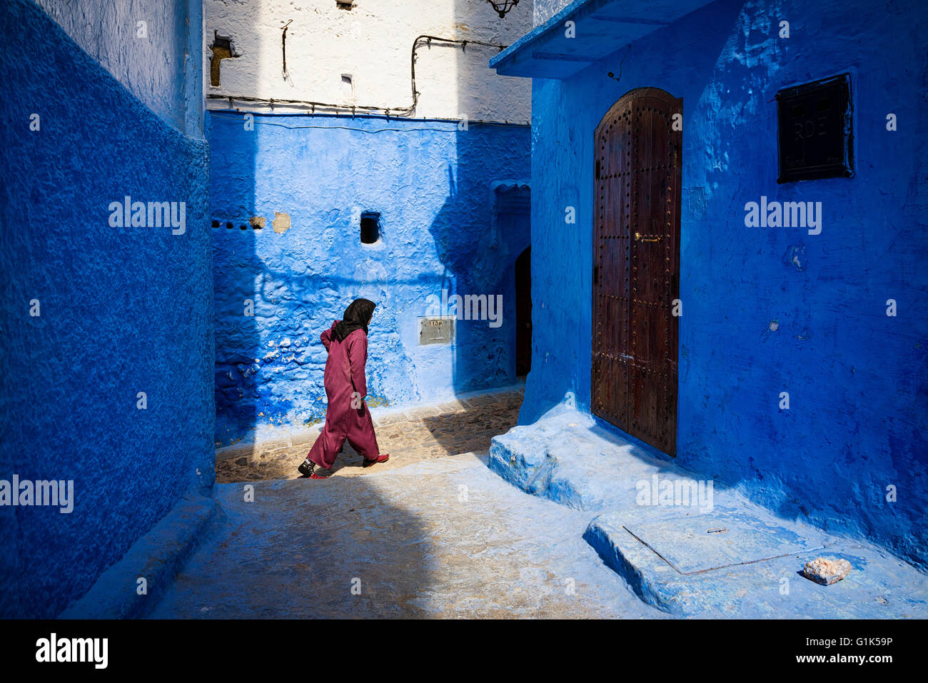 Chefchaouen, Maroc - 10 Avril 2016 : une femme marche dans une rue de la ville de Chefchaouen au Maroc. Banque D'Images