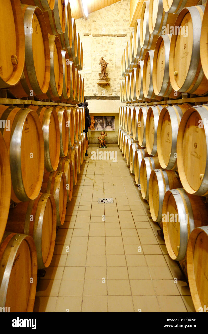 De nouveaux fûts de chêne dans les caves de vieillissement de vin Estate Chateau Carignan, Carignan de Bordeaux, France. Banque D'Images