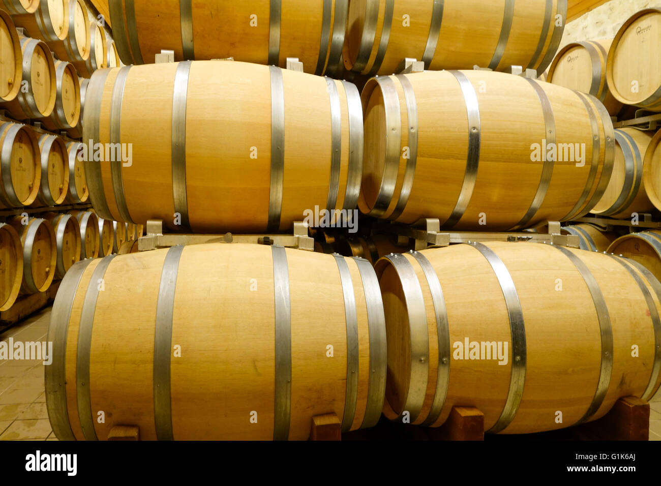 De nouveaux fûts de chêne dans les caves de vieillissement de vin Estate Chateau Carignan, Carignan de Bordeaux, France. Banque D'Images