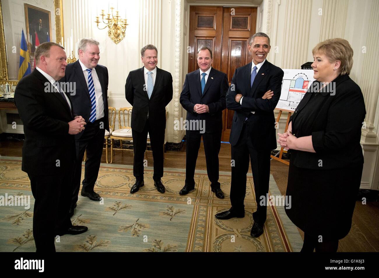 Président américain Barack Obama et les dirigeants des pays nordiques d'attendre dans la salle à manger d'État avant la cérémonie d'arrivée à la Maison Blanche le 13 mai 2016 à Washington, DC. (L-R) : Le Premier ministre danois Lars Lokke Rasmussen, Premier Ministre de l'Islande Sigurdur Ingi Johannsson, le président finlandais Sauli Niinisto, Premier Ministre Suédois Stefan Lofven, le président Barack Obama et le Premier Ministre norvégien, Erna Solberg. Banque D'Images