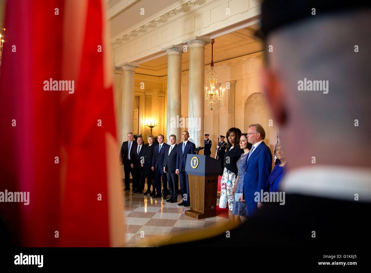 Président américain Barack Obama et les dirigeants des pays nordiques voir la présentation de couleurs dans le Grand Foyer au cours de la cérémonie d'arrivée à la Maison Blanche le 13 mai 2016 à Washington, DC. Banque D'Images