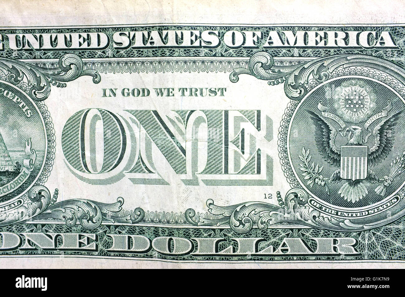 Une vue étroite de l'arrière d'un Américain One Dollar bill photographié sur un fond blanc. Banque D'Images