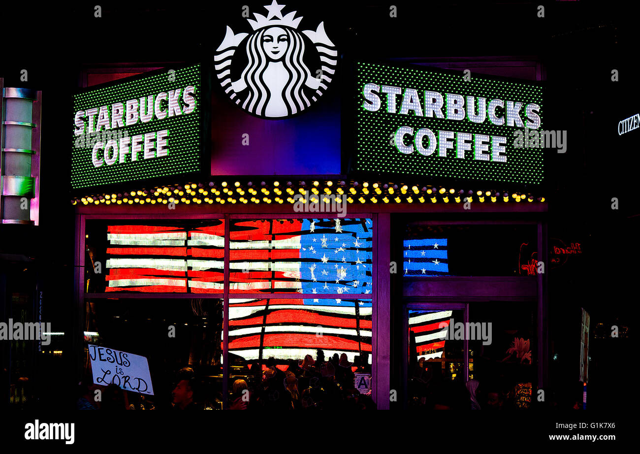 Café Starbucks Times Square avec la réflexion d'un drapeau à la fenêtre Banque D'Images