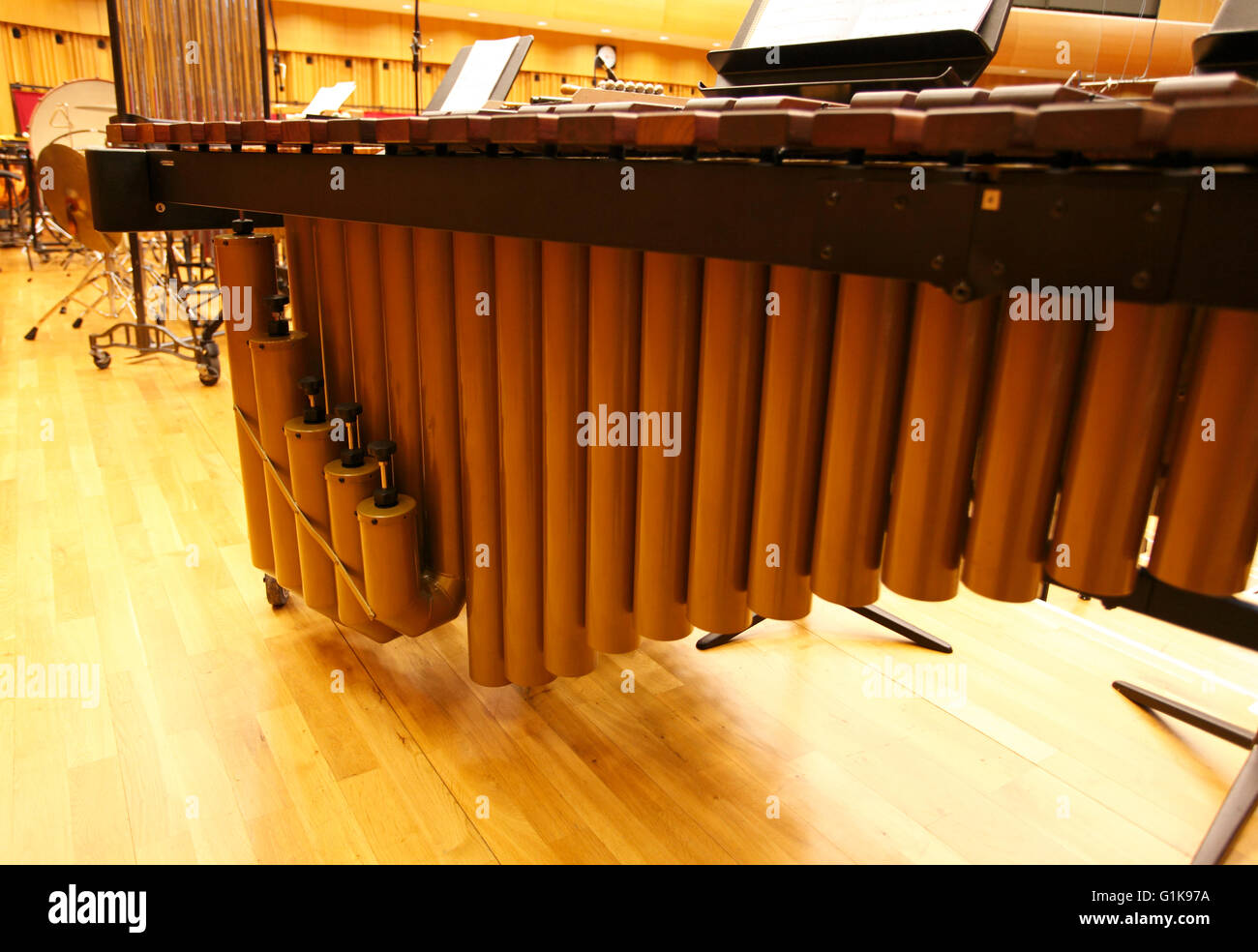 Marimba 5 octaves. A l'écoute de l'instrument de percussion avec des barres de bois. Banque D'Images