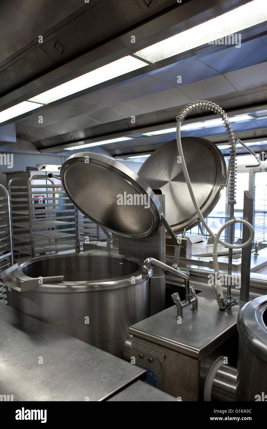 Cuisine professionnelle et de matériel dans une cantine. Banque D'Images