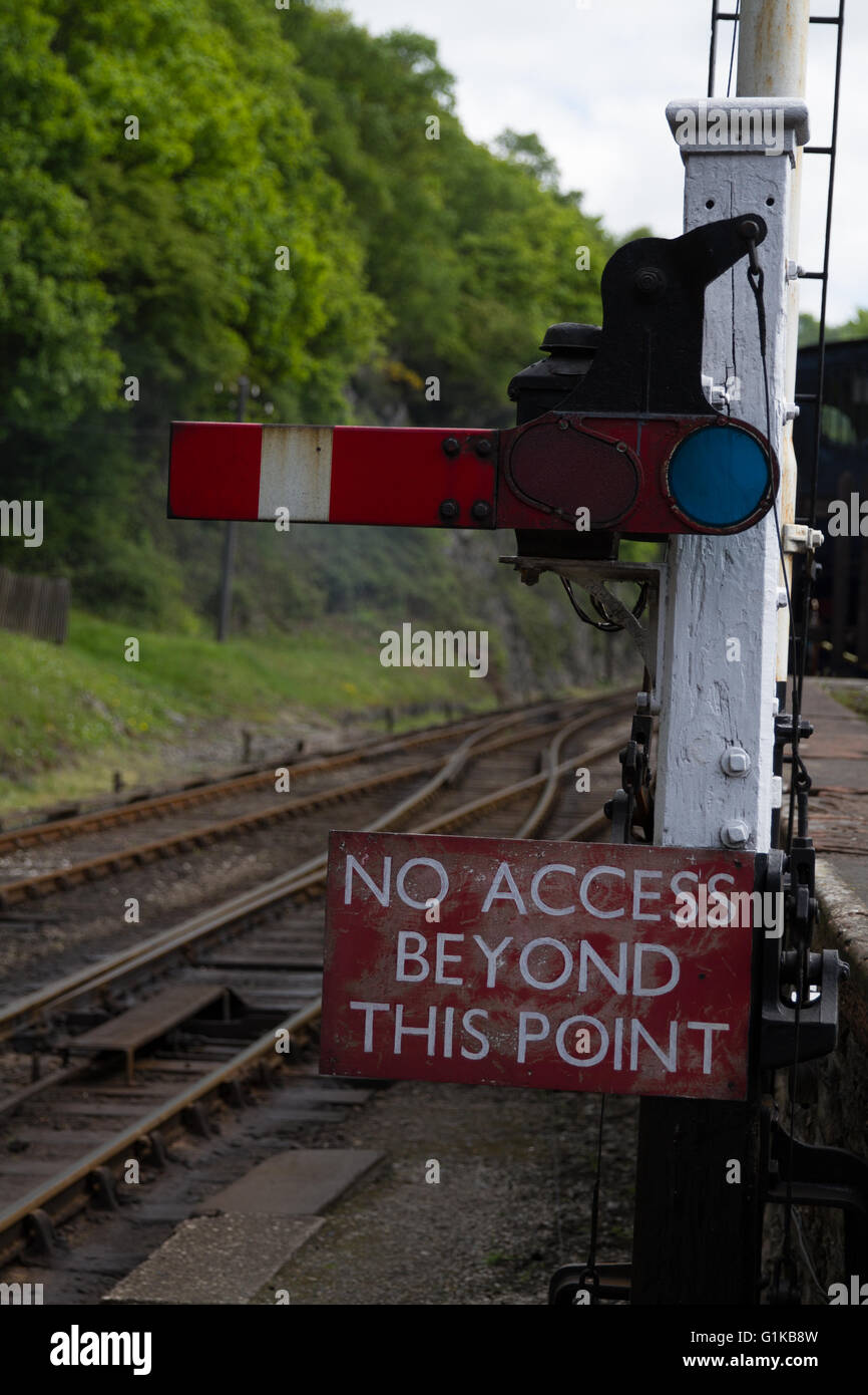 Un avis d'interdiction de mise en garde contre l'offense au bord de lac et de Haverthwaite que Railway Banque D'Images