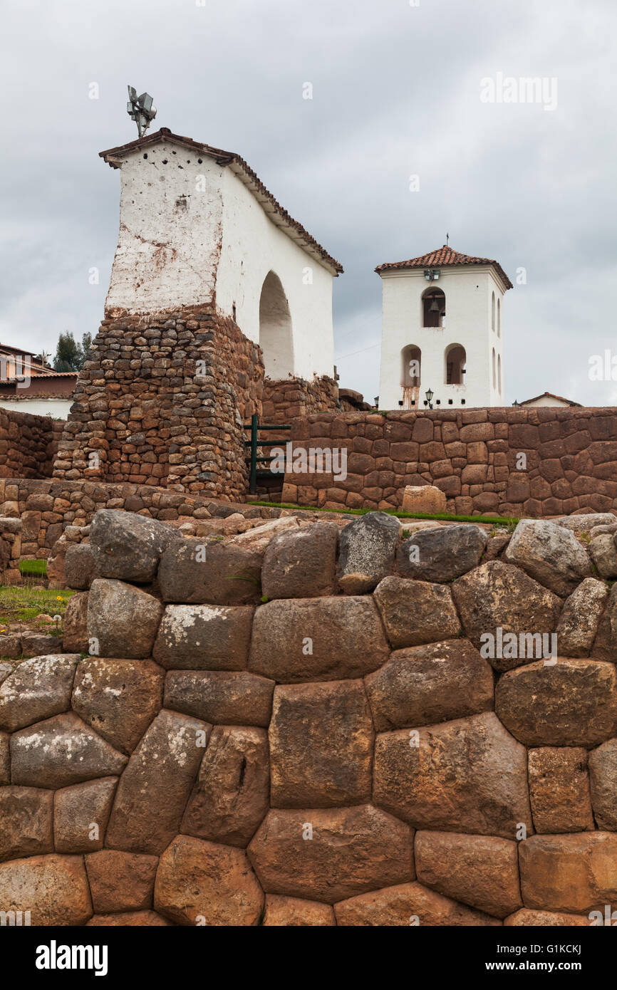 Le contraste entre les murs incas empilés à sec et à l'appui de la maçonnerie espagnole une arcade, Chinchero, Pérou Banque D'Images