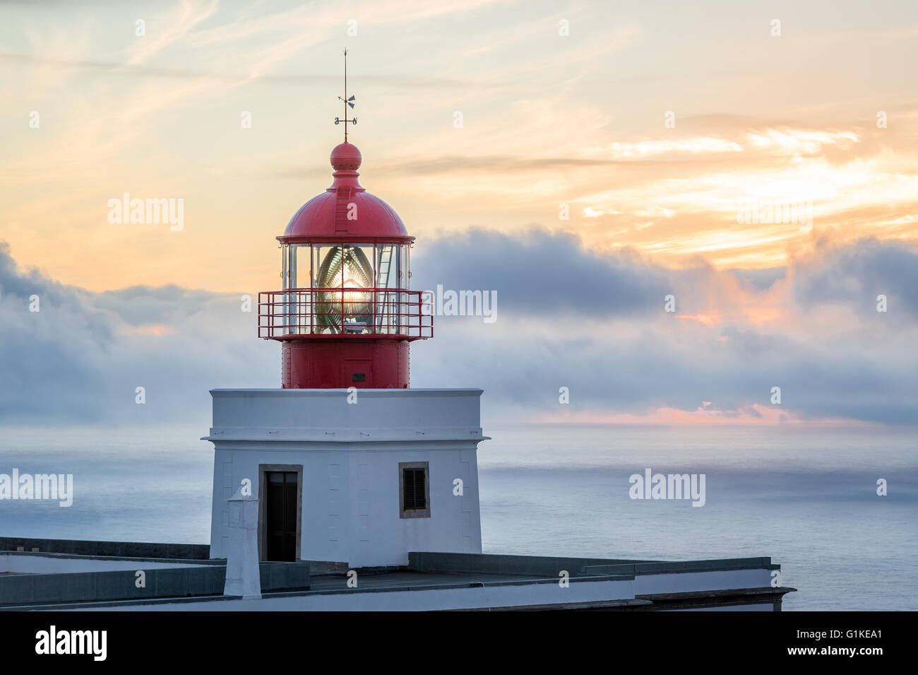 Grand bâtiment phare et tour dans le magnifique fond coucher de soleil Banque D'Images