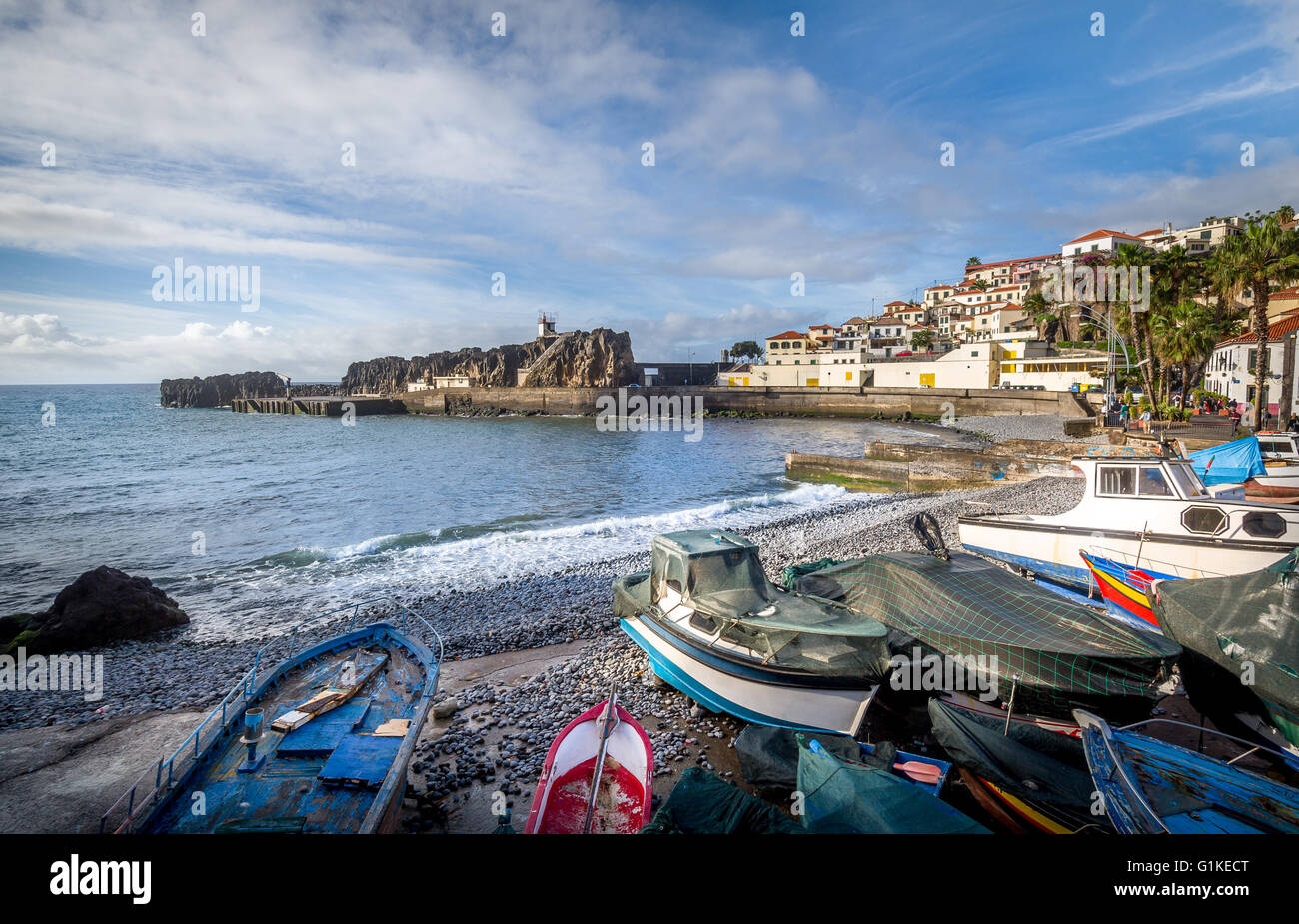 Vieux bateaux de pêche colorés portant sur la rive à Camara de Lobos Banque D'Images