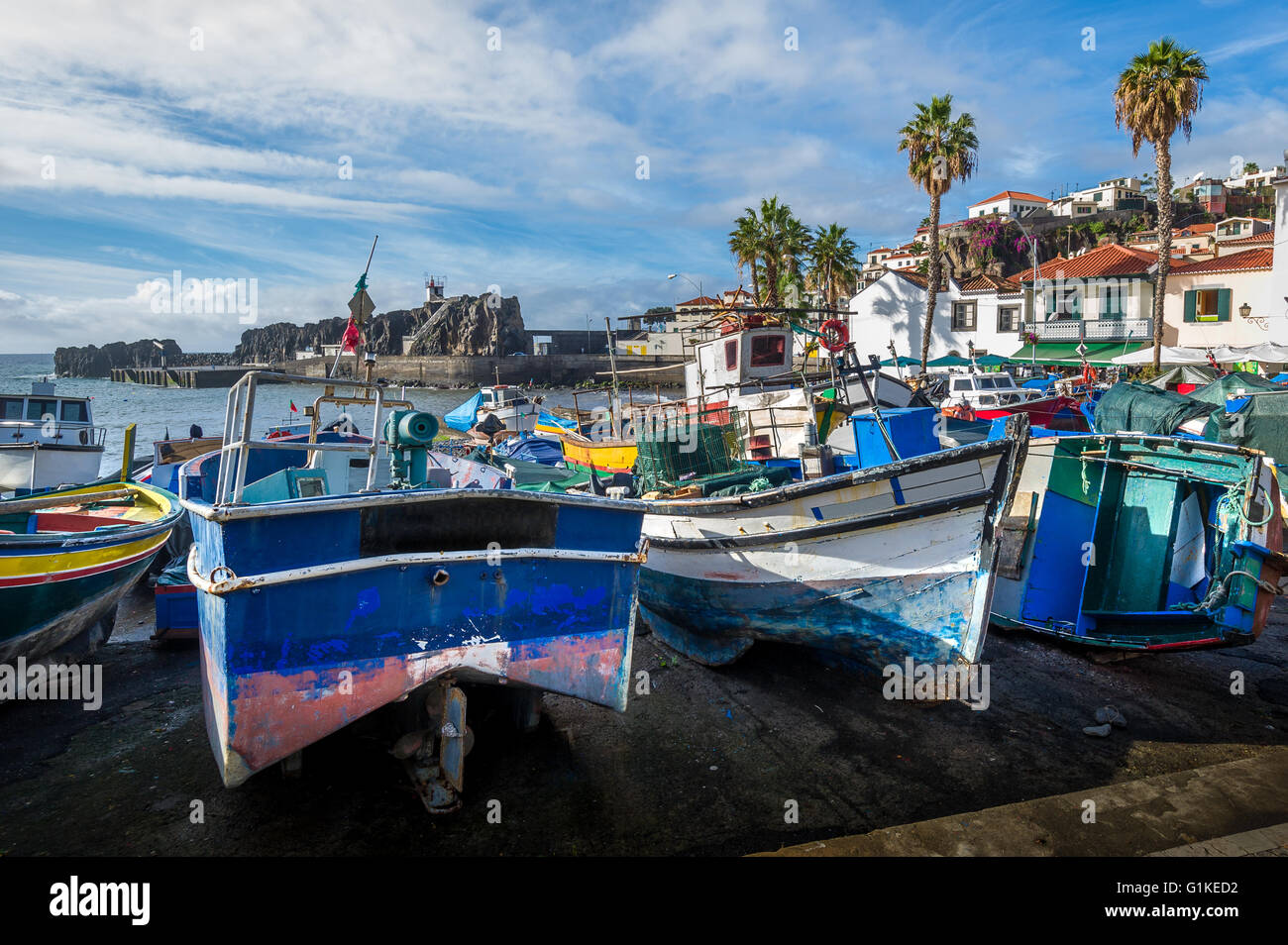 Bateaux de pêche abandonnés portant sur la rive à Camara de Lobos marina Banque D'Images