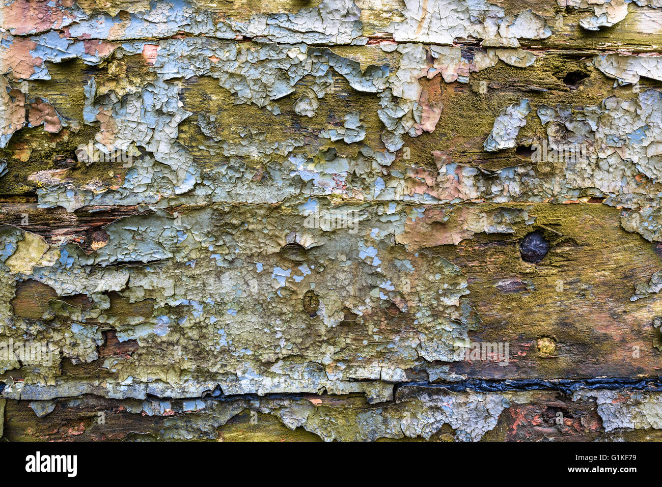 L'écaillage de la peinture sur l'ancien bateau en bois. Banque D'Images