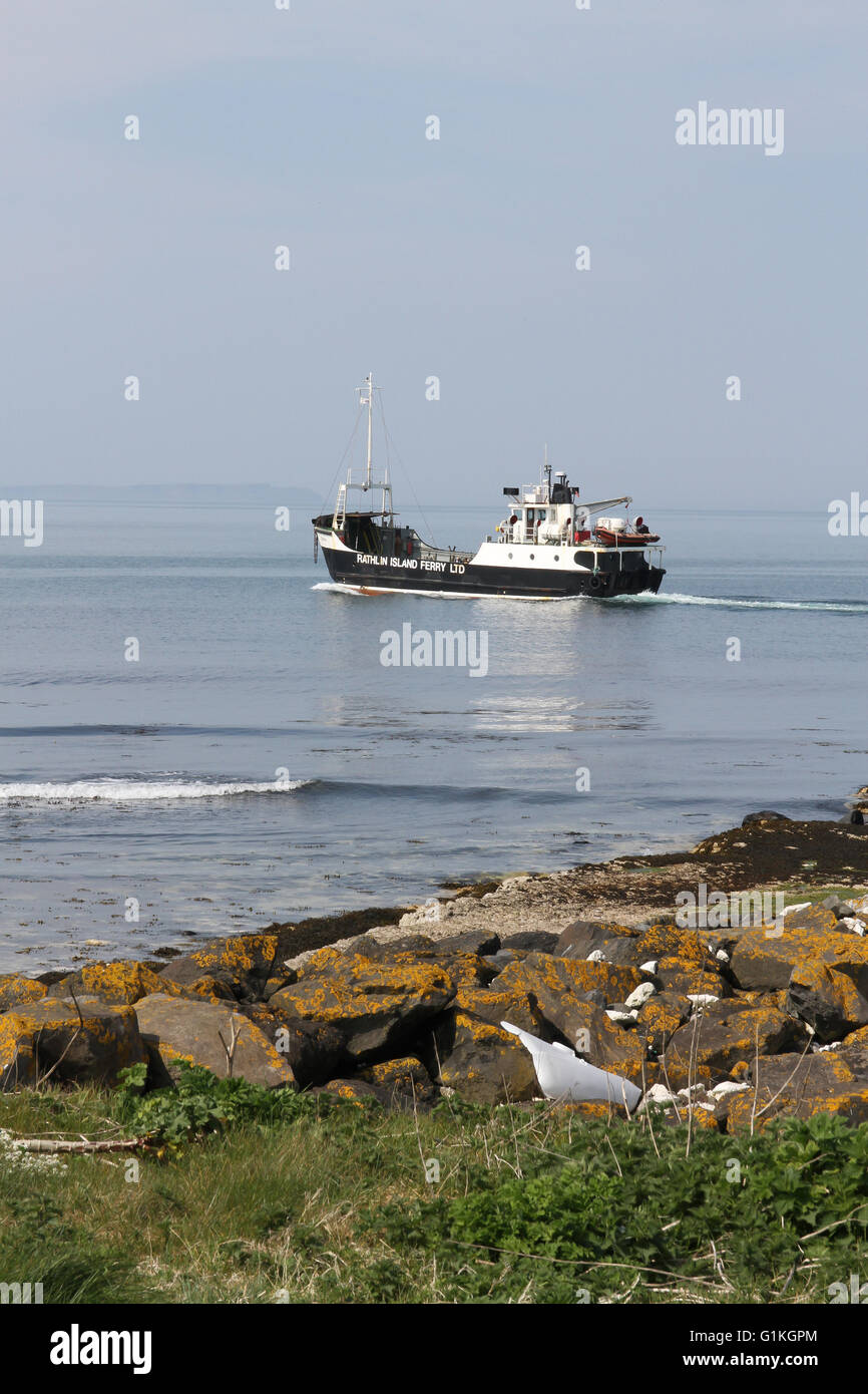 Le Rathlin ferry 'Canna' laissant la baie de l'Église sur l'île de Rathlin, comté d'Antrim, en Irlande du Nord. Banque D'Images