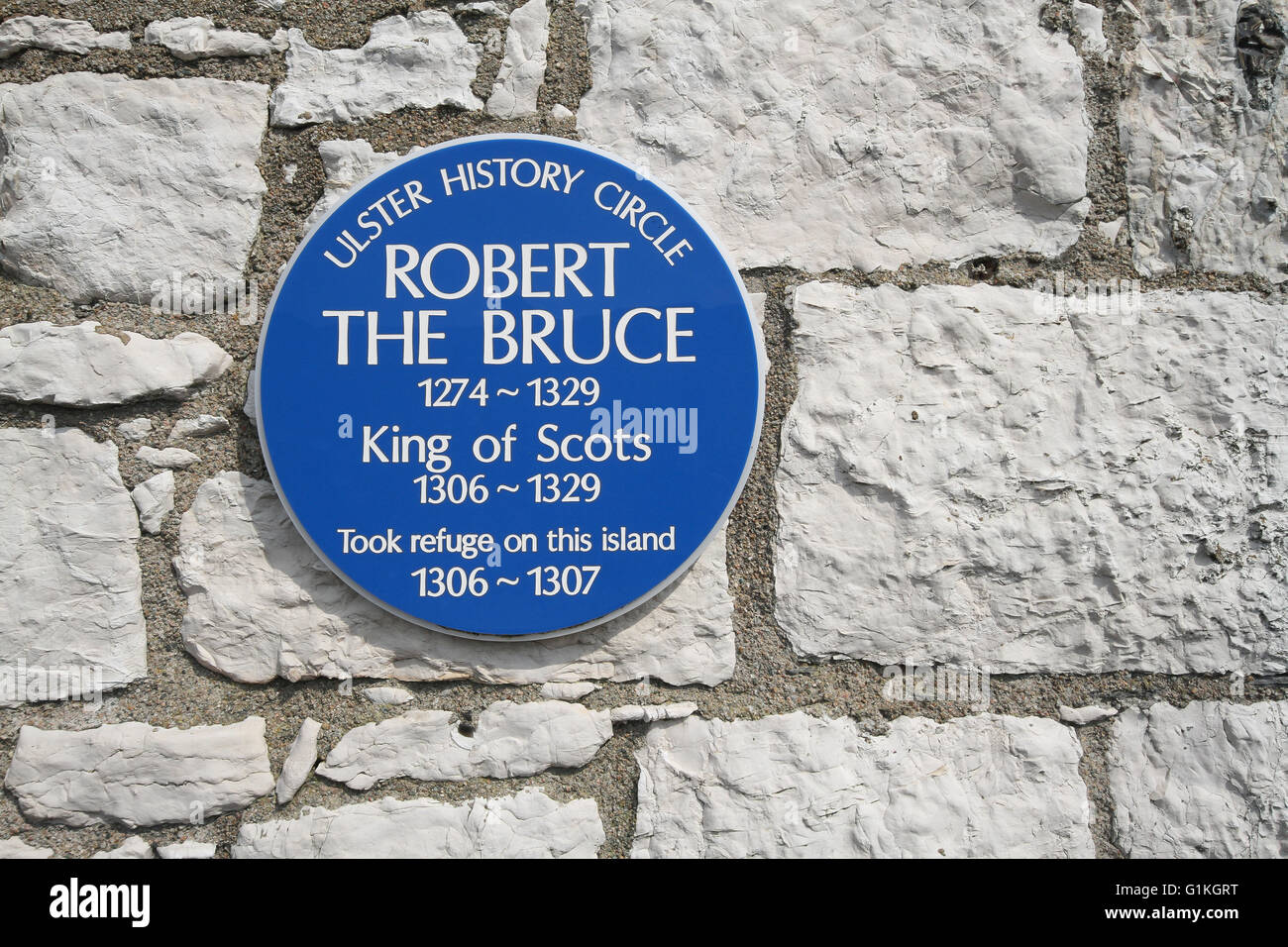 Plaque historique bleu relatives à Robert the Bruce sur l'île de Rathlin, comté d'Antrim, en Irlande du Nord Banque D'Images