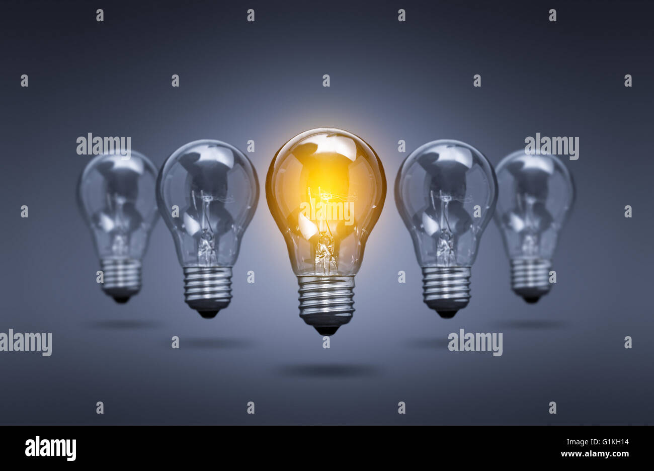 Idée lumineuse de l'ampoule - Leader de l'innovation créative Image Banque D'Images
