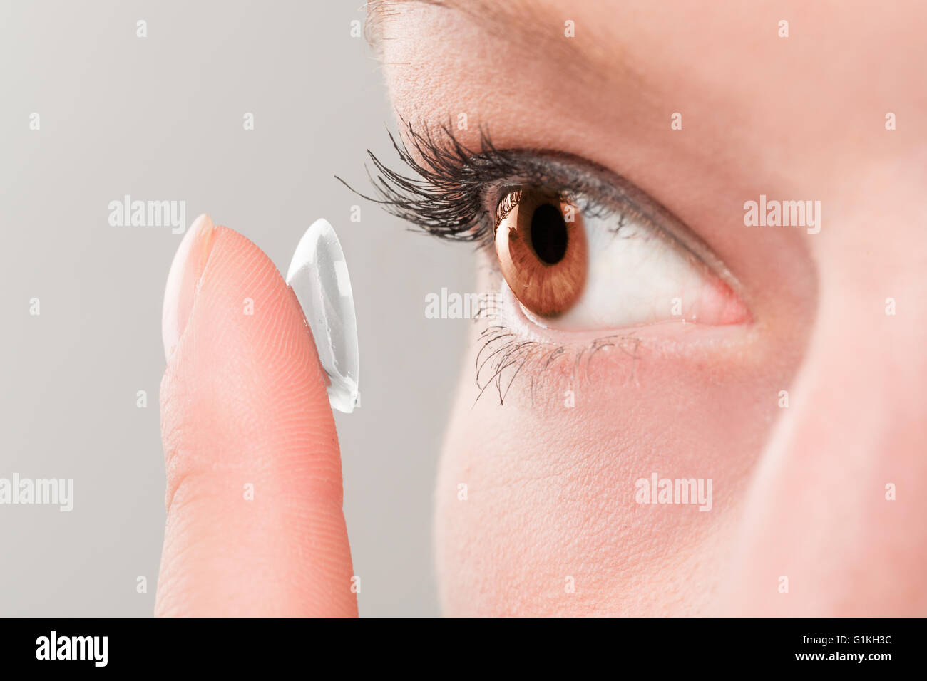 Femme de l'insertion d'une lentille de contact dans les yeux. Banque D'Images