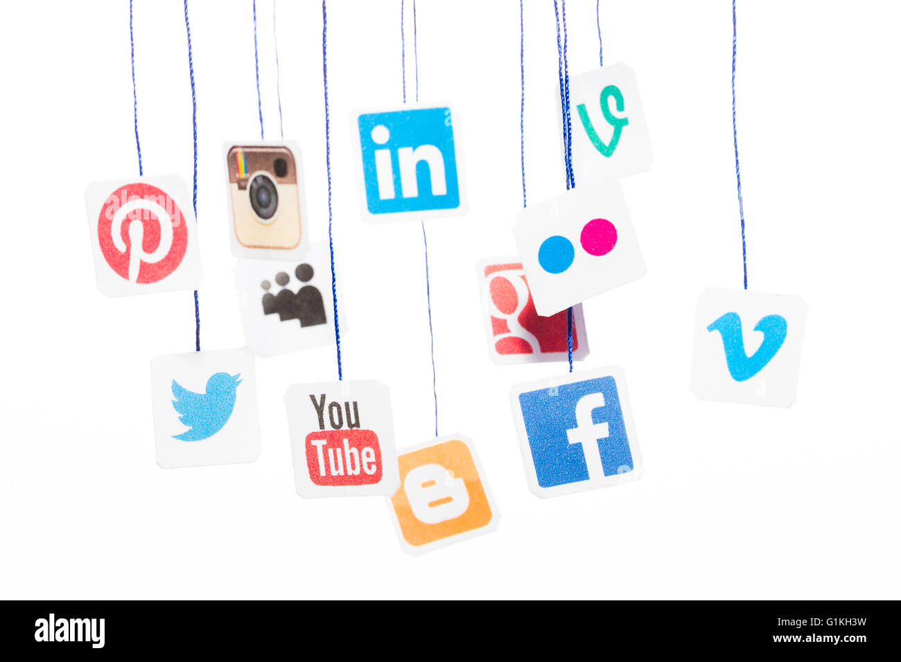 BELCHATOW, Pologne - 31 août 2014 : site Web Médias sociaux populaires logos imprimés sur du papier et suspendu à des chaînes. Banque D'Images