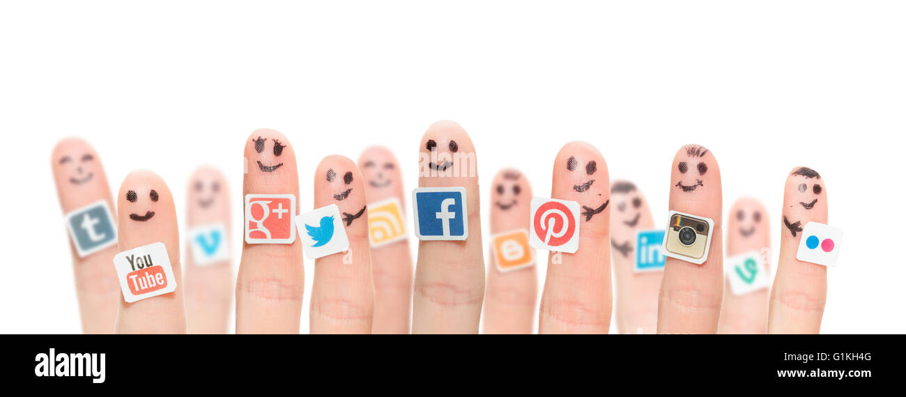 BELCHATOW, Pologne - 31 août 2014 : Happy group of finger smileys avec les médias sociaux populaires logos imprimés sur du papier et collé à Banque D'Images