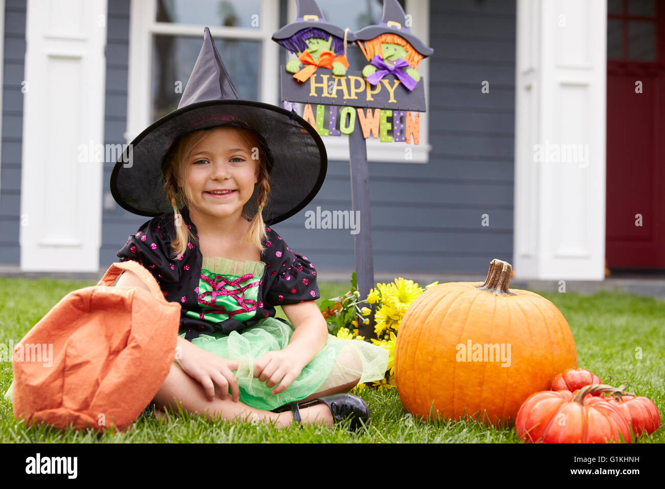 Portrait de jeune fille vêtue de trick or treating sorcière Costume Banque D'Images