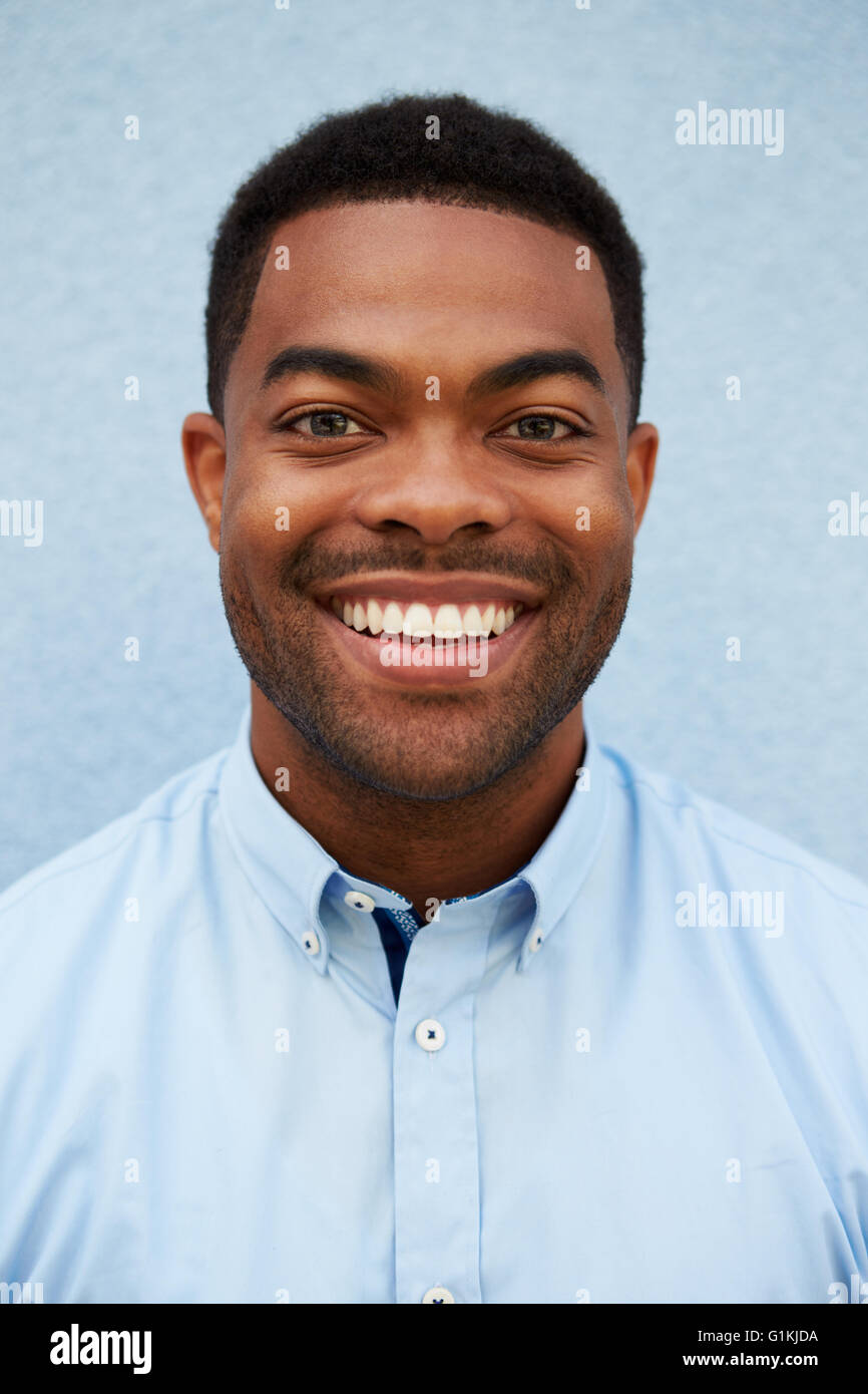 Portrait vertical de young African American man Banque D'Images
