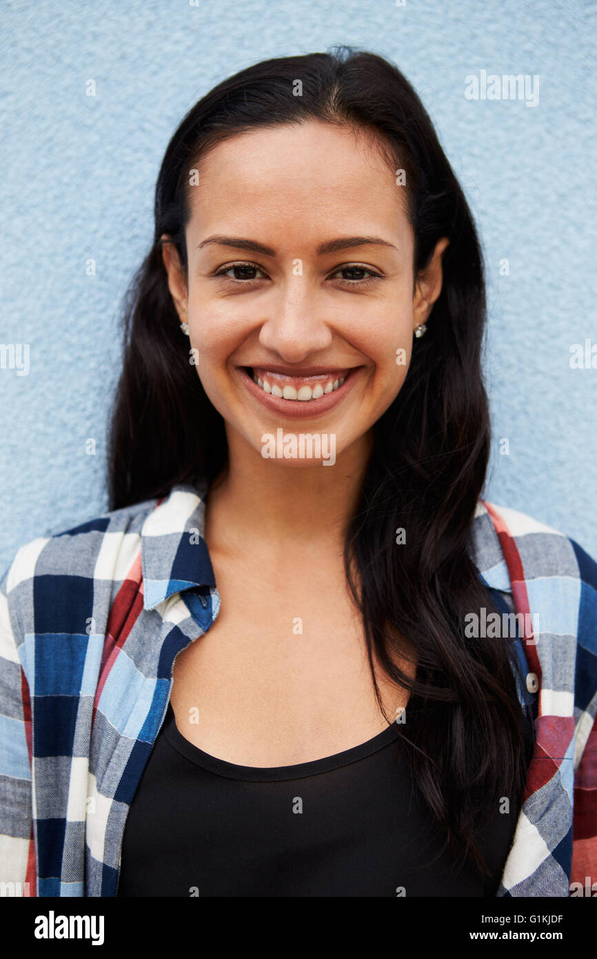 Portrait vertical de smiling Hispanic woman Banque D'Images
