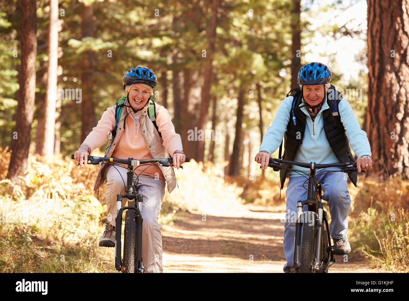 Couple à vélo sur piste forestière, Big Bear, en Californie Banque D'Images