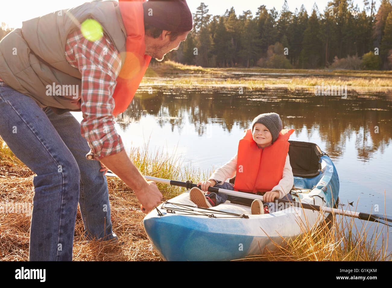 Pour lancer la préparation de père en fils un kayak à Lakeside Banque D'Images