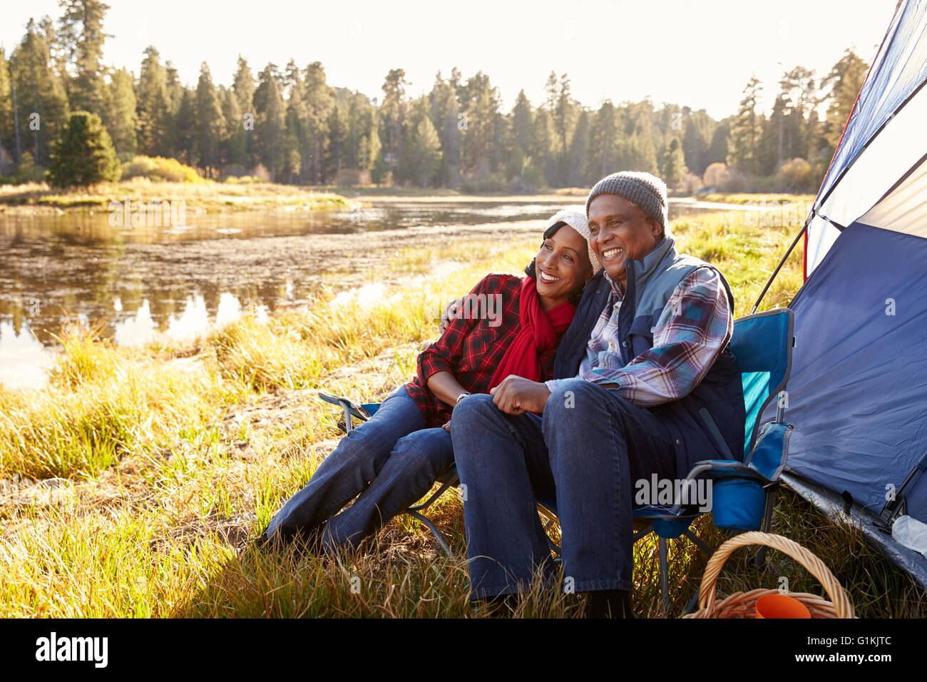 Senior Couple On Camping Trip d'automne Banque D'Images