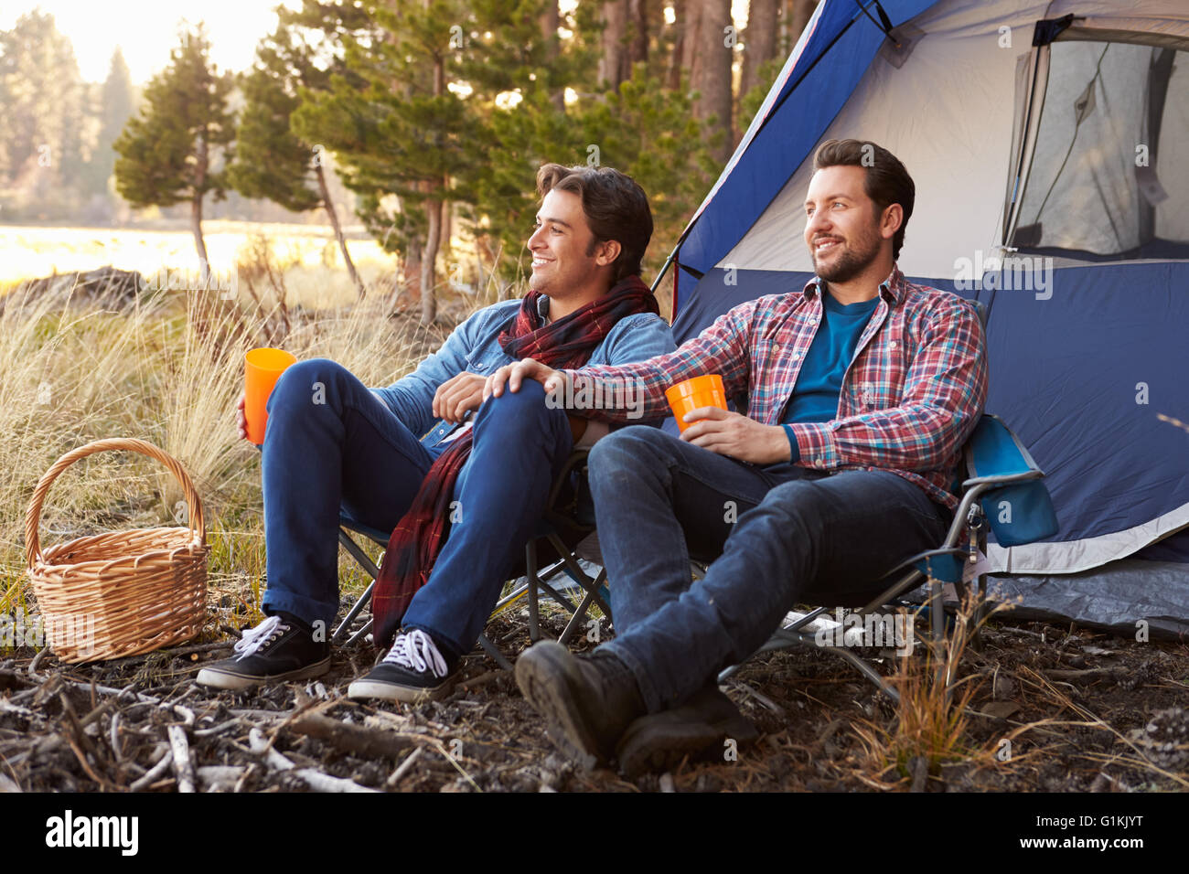 Homme couple gay sur voyage de camping d'automne Banque D'Images