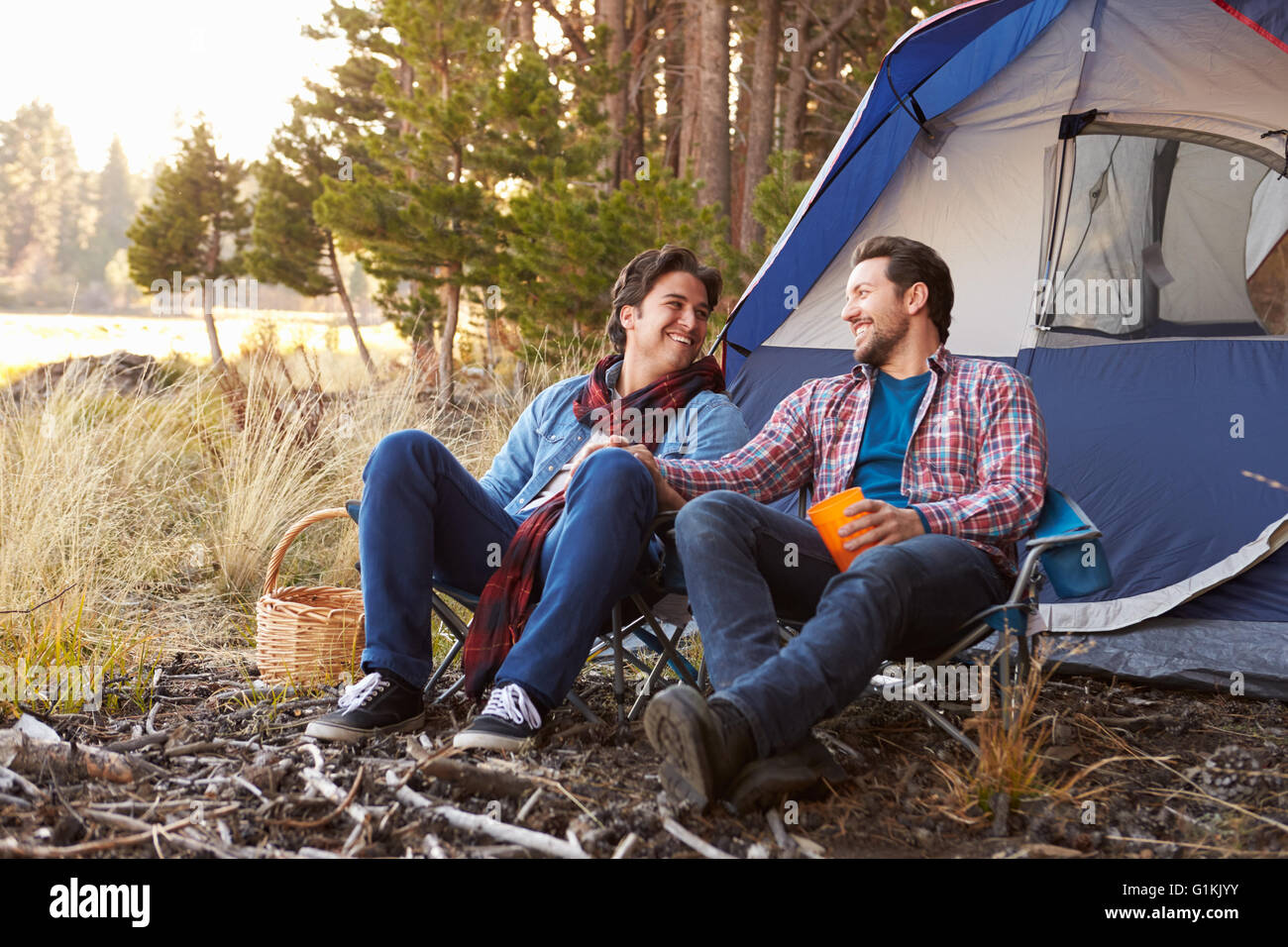 Homme couple gay sur voyage de camping d'automne Banque D'Images