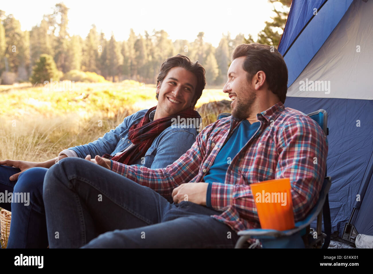 Homme couple gay sur voyage de camping d'automne Banque D'Images