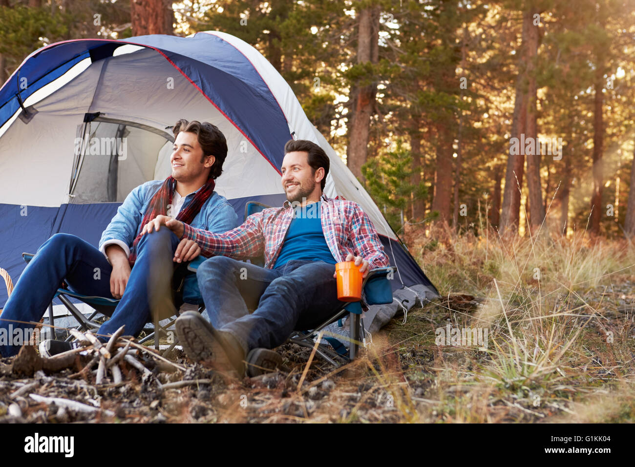 Homme couple gay sur voyage de camping d'automne Banque D'Images