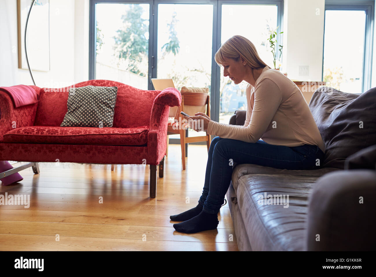 L'envoi de message texte sur le téléphone Banque D'Images