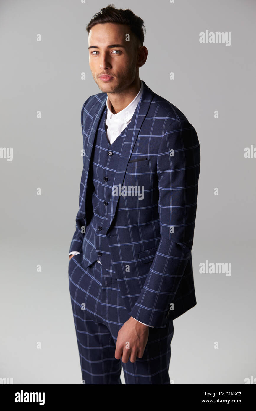 Trois quarts portrait of young man wearing suit Banque D'Images