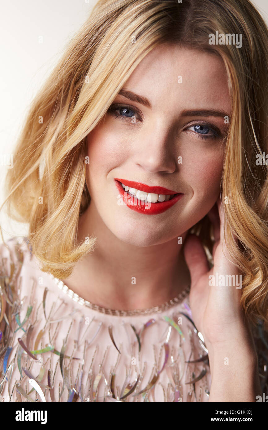 Glamorous blonde woman smiling to camera, portrait vertical Banque D'Images