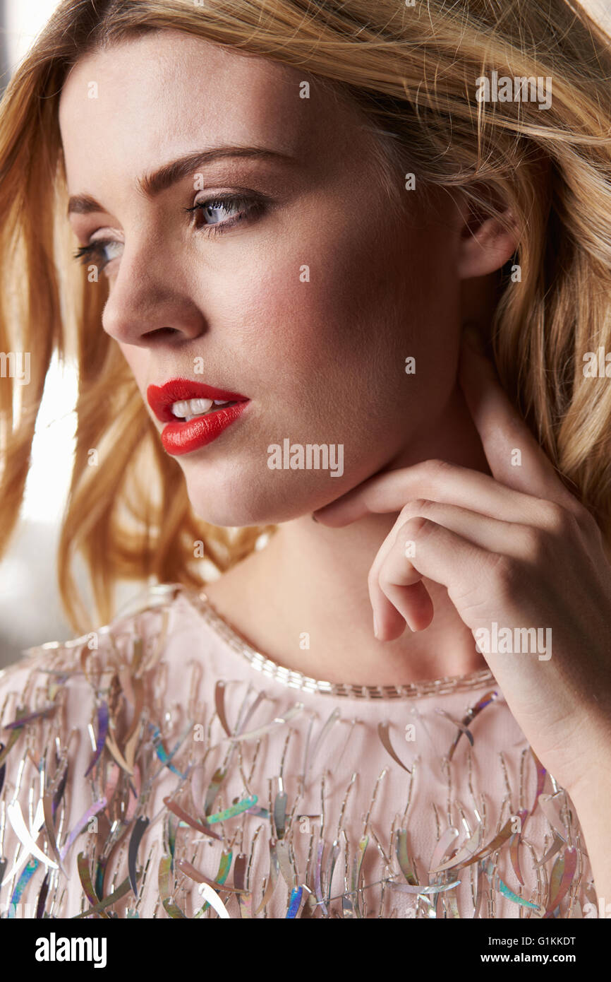 Glamorous blonde woman, portrait vertical Banque D'Images