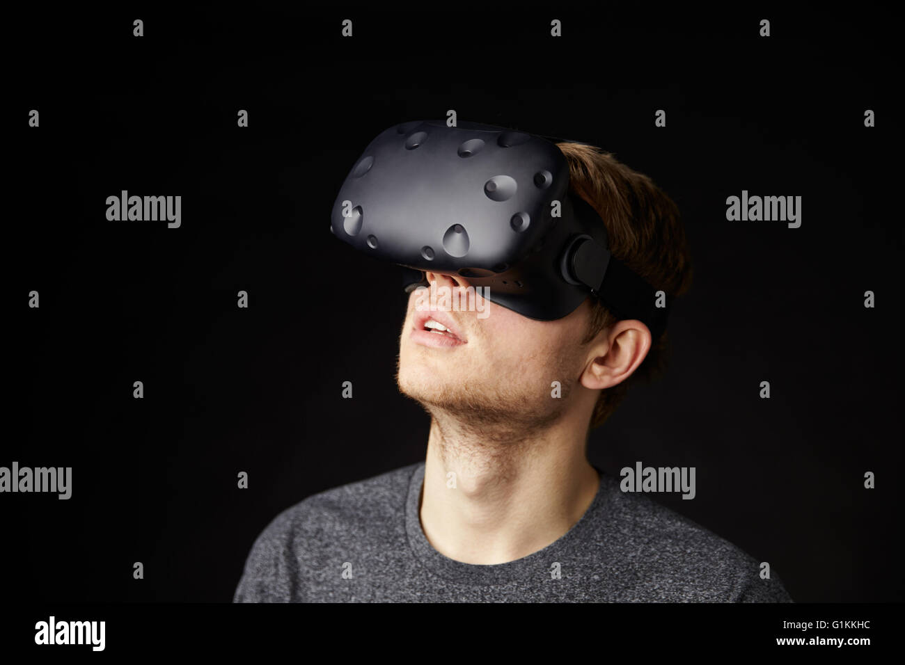 Jeune homme portant un casque de réalité virtuelle en Studio Banque D'Images