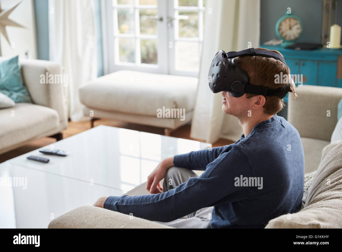 Jeune femme portant casque de réalité virtuelle en Studio Banque D'Images