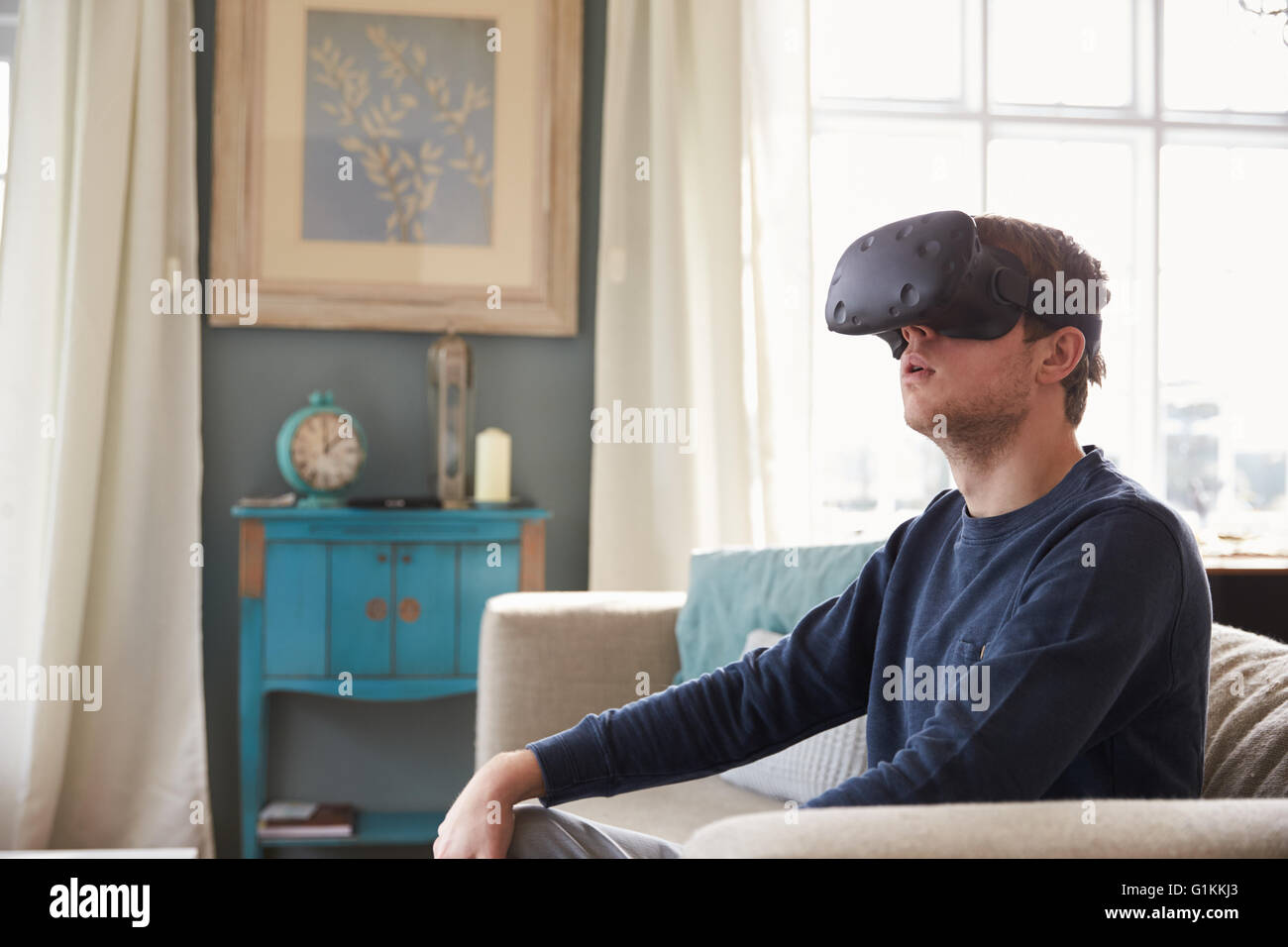 Jeune femme portant casque de réalité virtuelle en Studio Banque D'Images