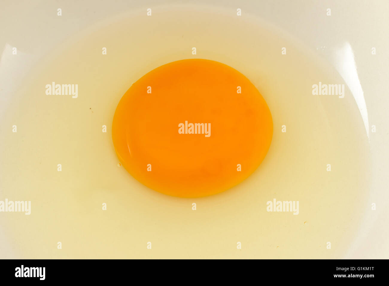 Près d'un oeuf dans le bol Banque D'Images