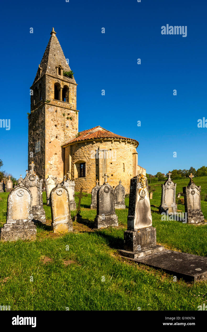 Eglise de Saint Benoit et cimetière de Saint-Maurice-les-Chateauneuf. Brionnais région. Saône et Loire. France Banque D'Images