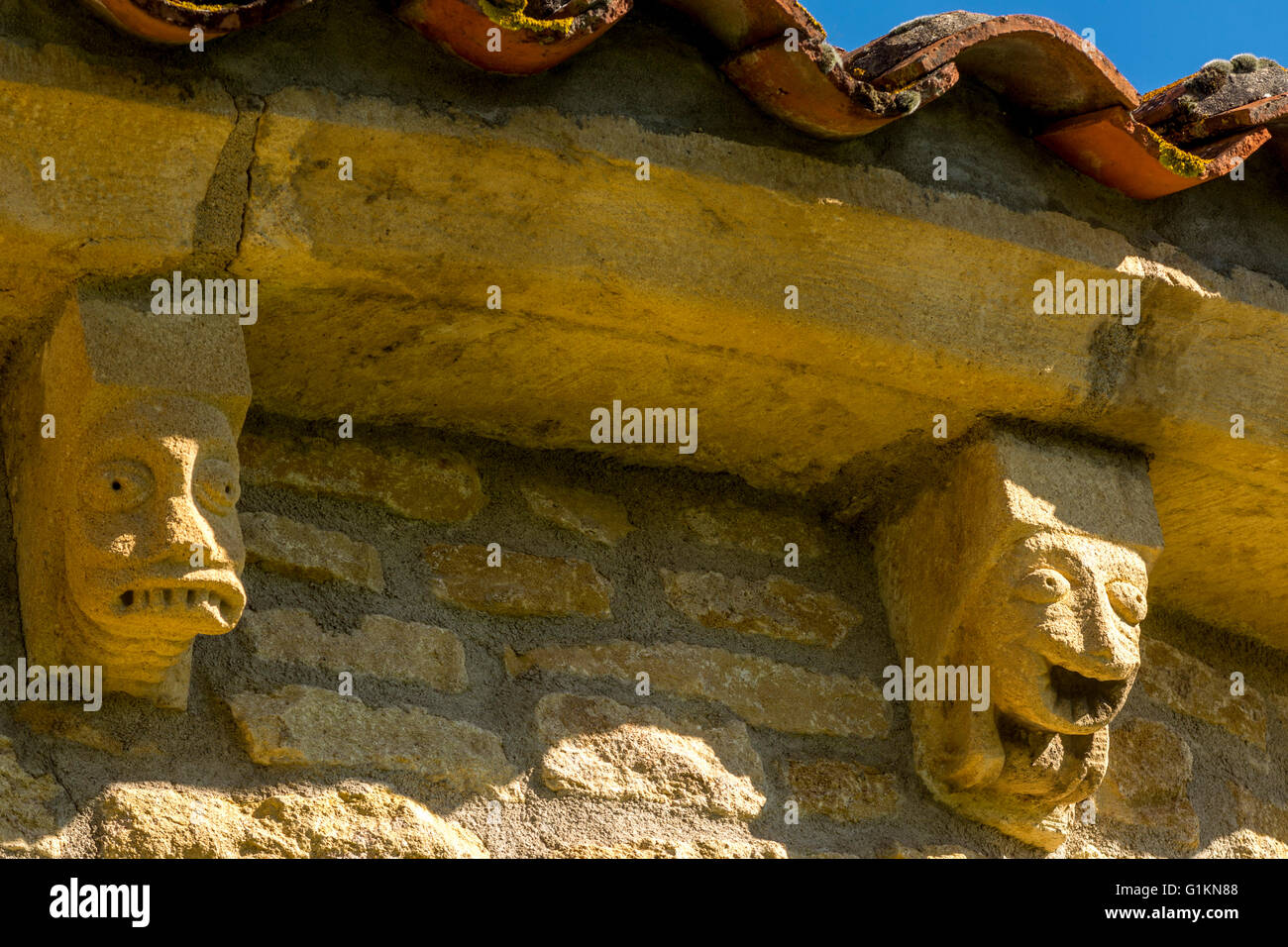 Sculptures. Eglise de Saint Benoit et cimetière de Saint-Maurice-les-Chateauneuf. Brionnais région. Saône et Loire. France Banque D'Images