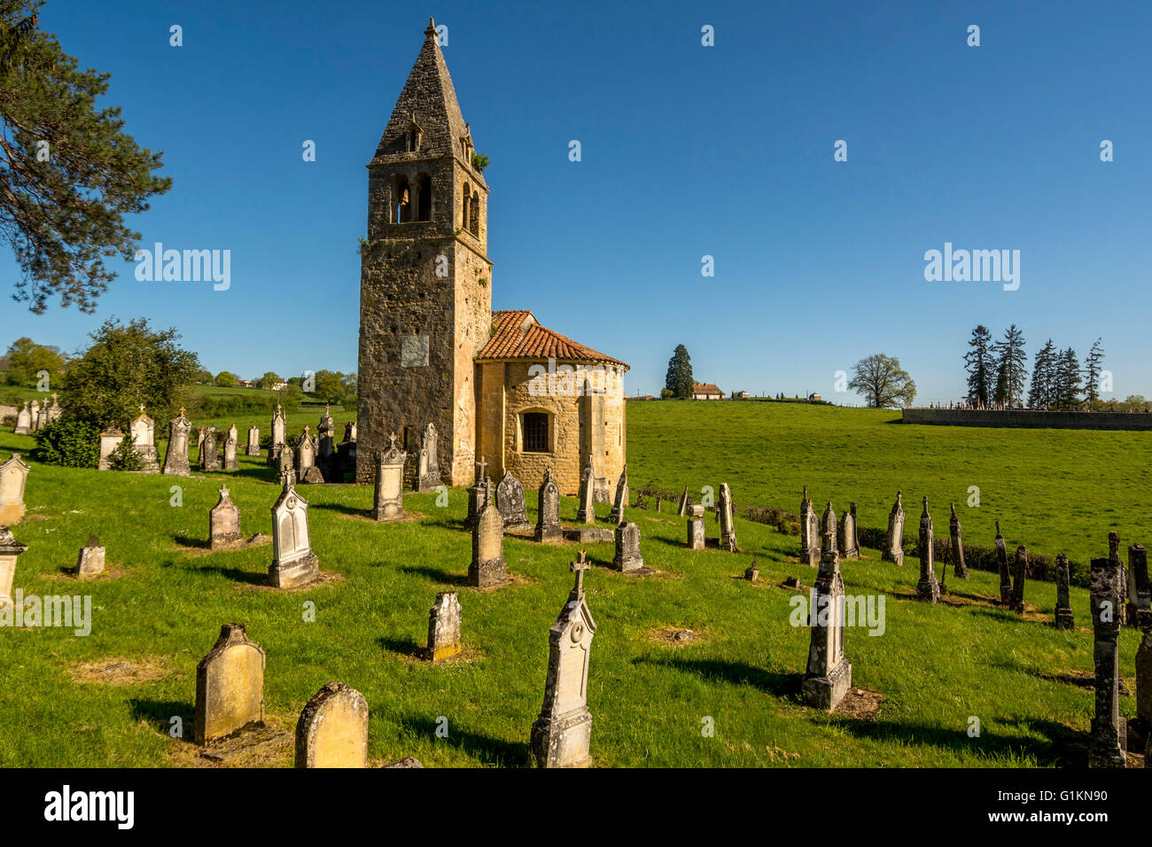 Eglise de Saint Benoit et cimetière de Saint-Maurice-les-Chateauneuf. Brionnais région. Saône et Loire. France Banque D'Images