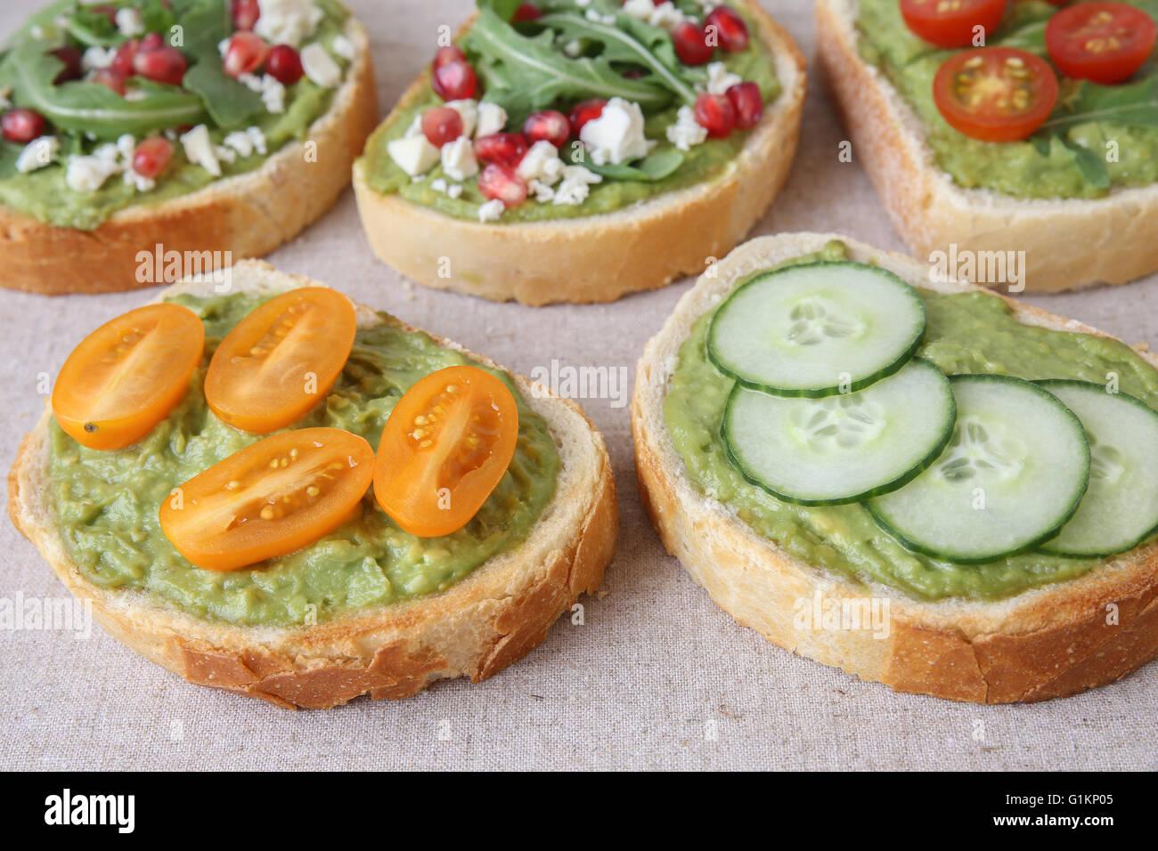 Vert mixte open face au levain pain sandwichs,tonifiant Banque D'Images