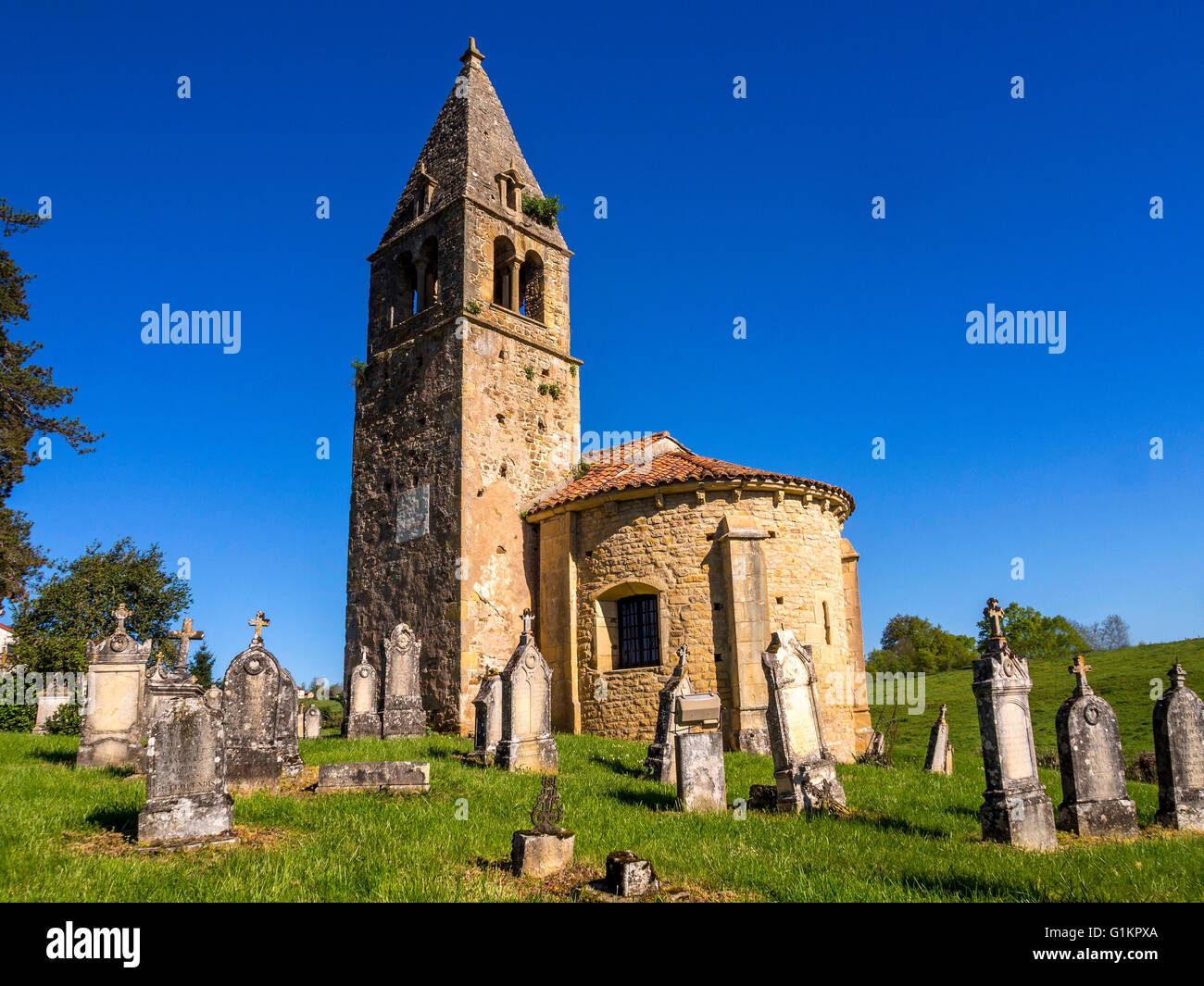 Eglise de Saint Benoit et l'ancien cimetière de Saint-Maurice-les-Chateauneuf. Brionnais région. Saône et Loire. France Banque D'Images