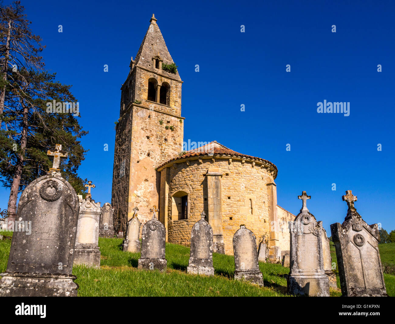 Eglise de Saint Benoit et l'ancien cimetière de Saint-Maurice-les-Chateauneuf. Brionnais région. Saône et Loire. France Banque D'Images