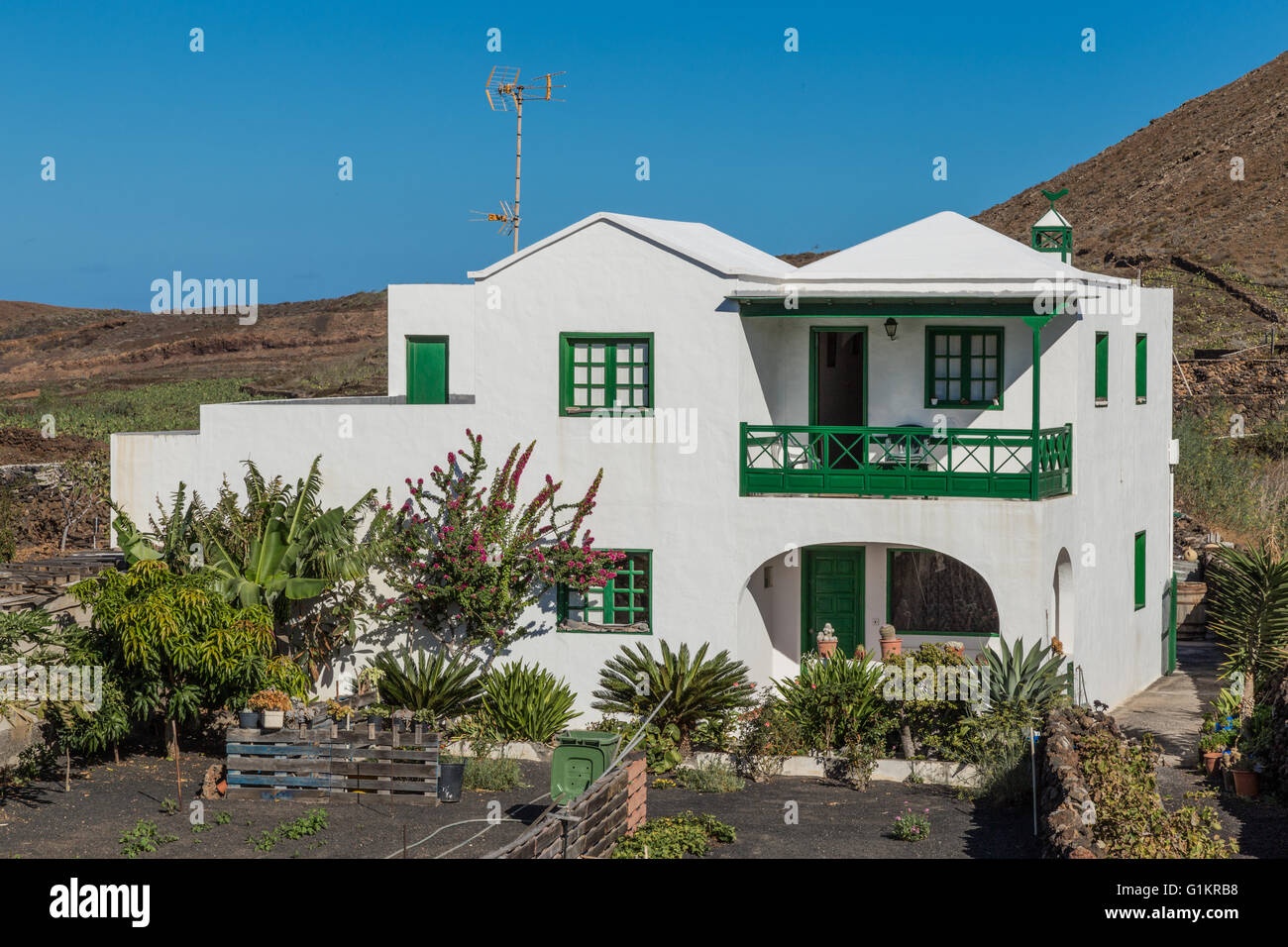 Maison blanche à l'Lanzarote jardin de cactus. Conçue par César Manrique. Banque D'Images