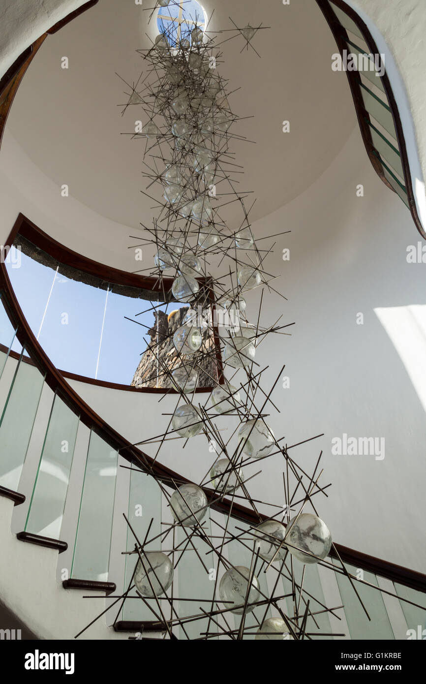Lustre en verre et métal / artwork à l'intérieur d'un escalier hélicoïdal en jardin de cactus de Lanzarote. Conçue par César Manrique. Banque D'Images