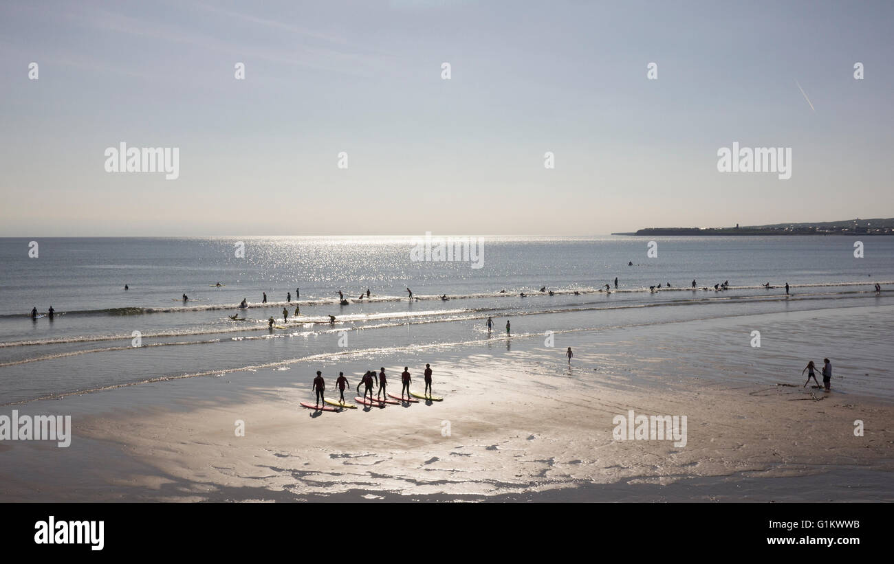L'activité de plage sur la côte atlantique.scène de plage.leçon de surf pour les enfants.scène de plage irlandaise. Banque D'Images